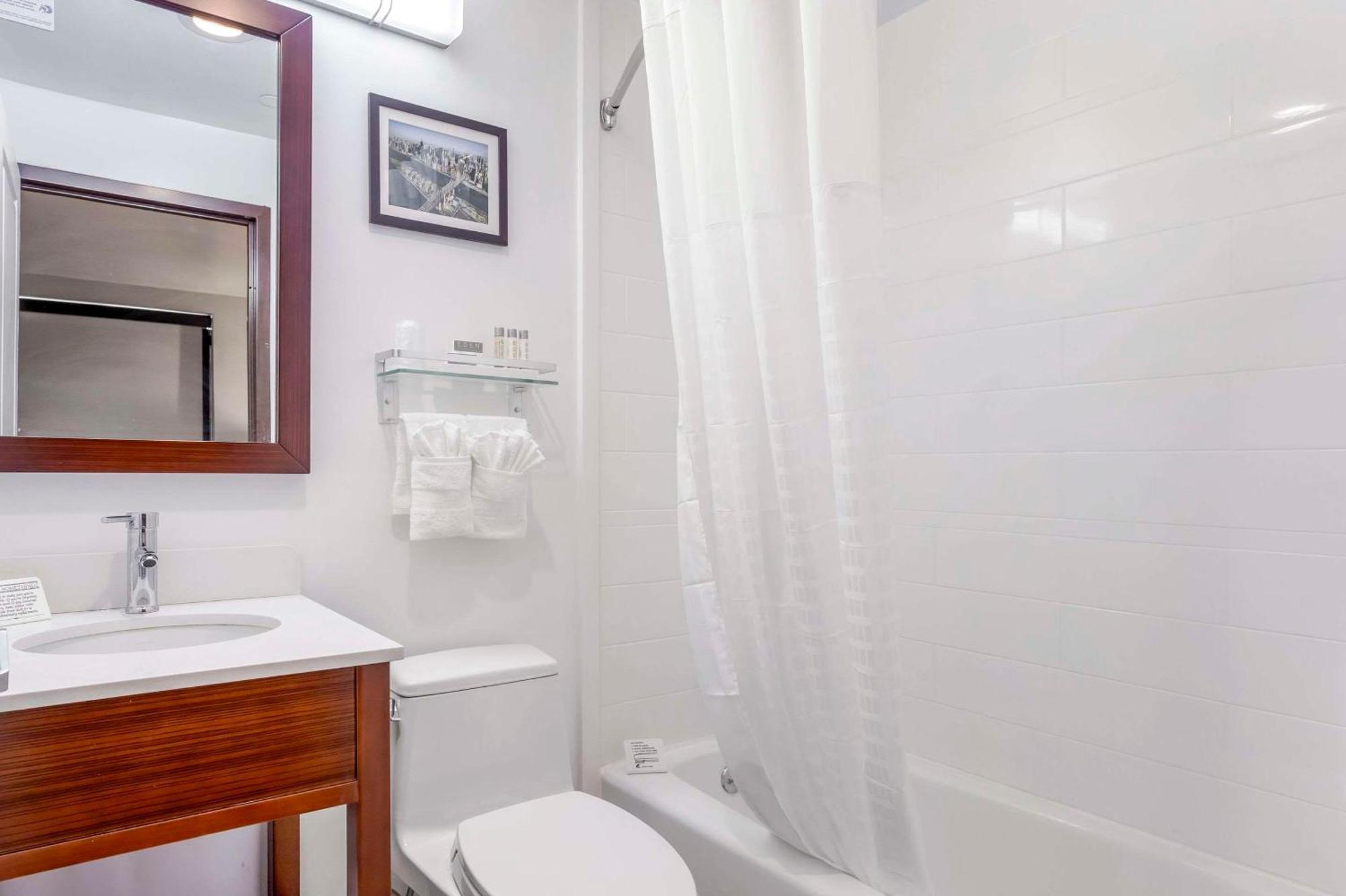 Avion Near Lga Airport, Ascend Collection
