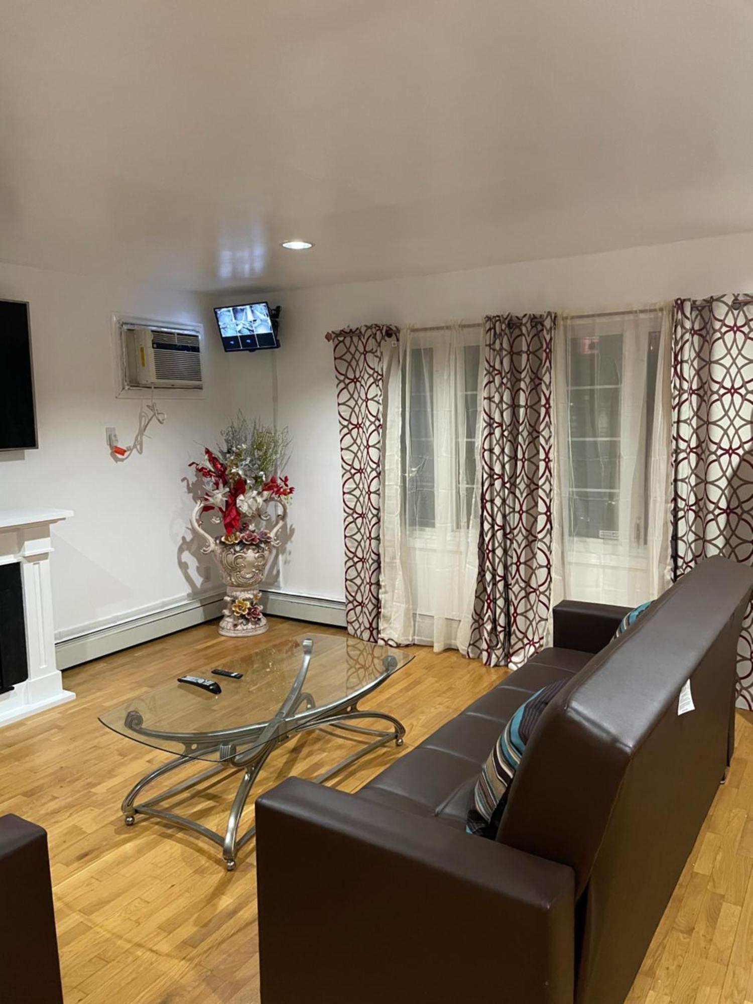 Luxurious 3 Bedrooms With Master 2 Bathrooms Apartment *