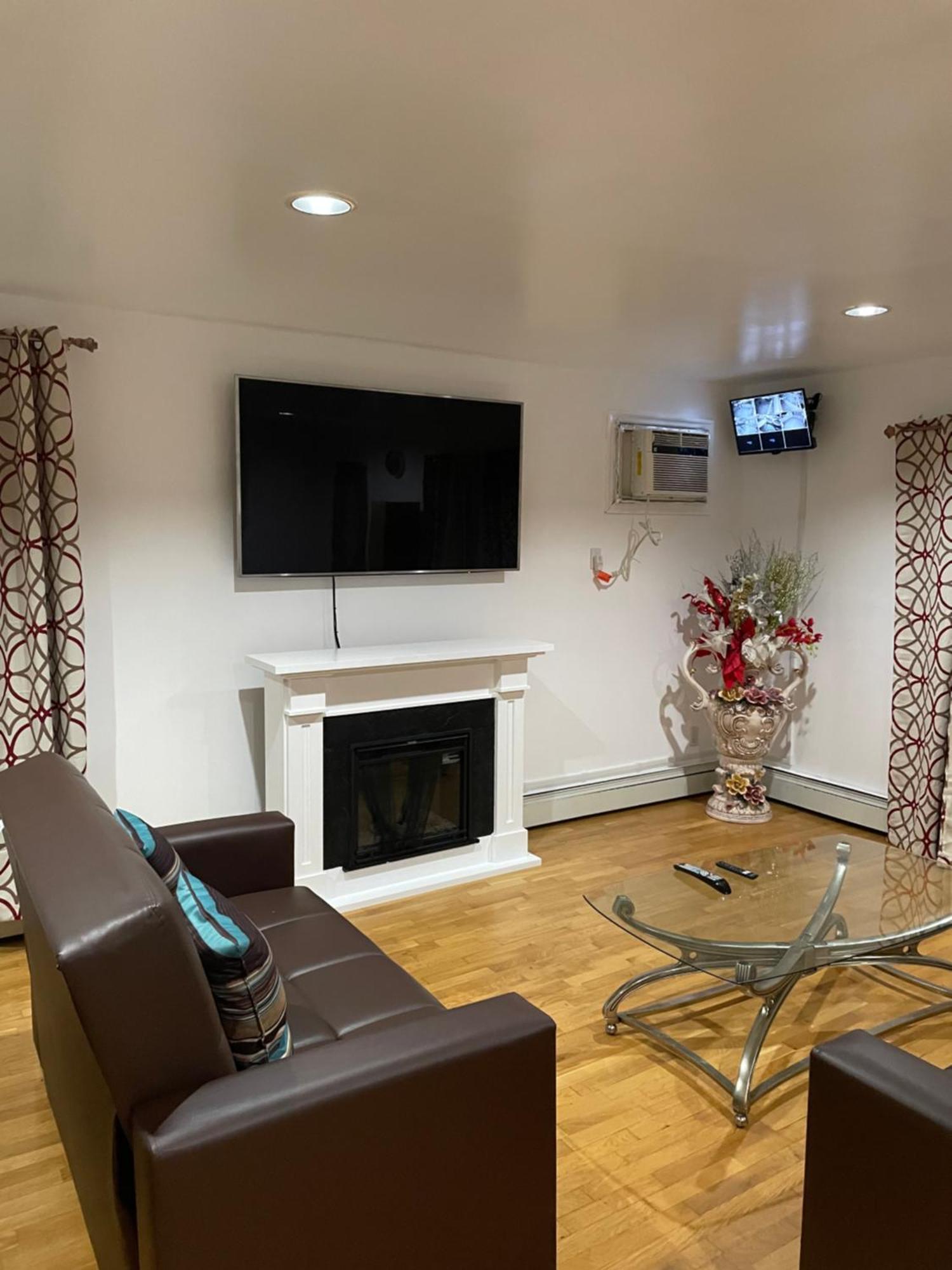 Luxurious 3 Bedrooms With Master 2 Bathrooms *