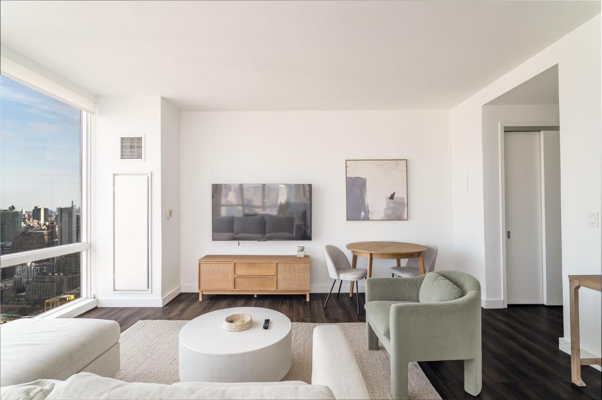Luxx 2 Bed 1,5 Bath Apt Midtown Apartment