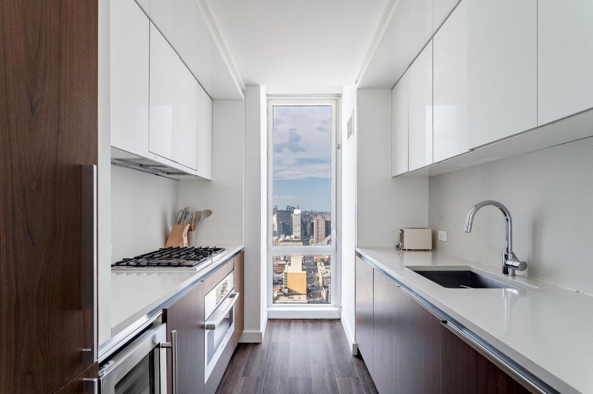 Luxx 2 Bed 1,5 Bath Apt Midtown Apartment *