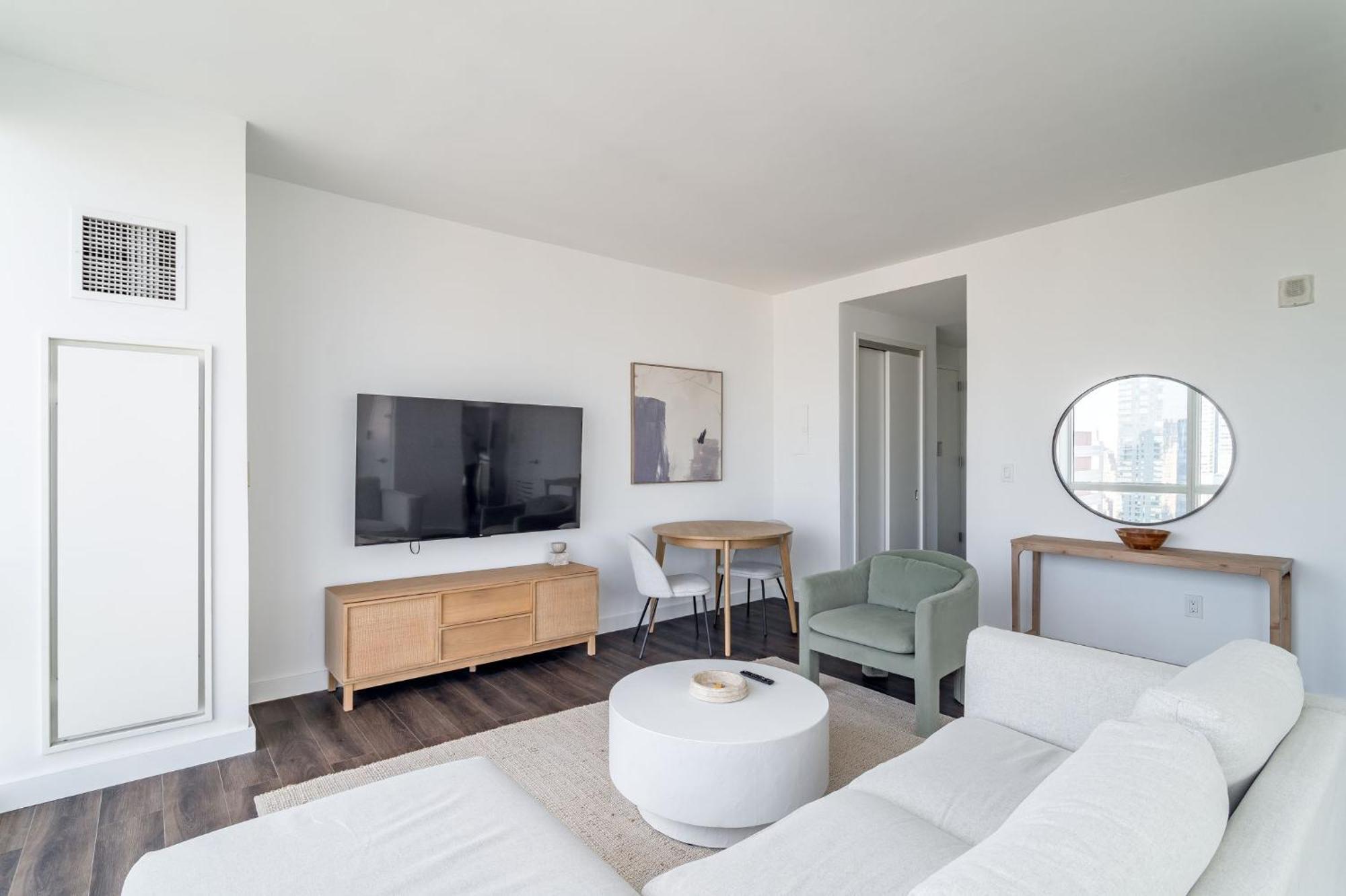Luxx 2 Bed 1,5 Bath Apt Midtown New York
