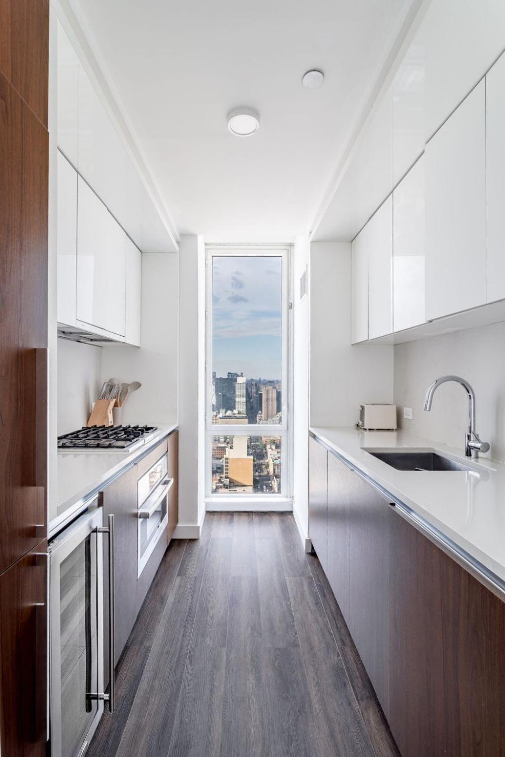 Luxx 2 Bed 1,5 Bath Apt Midtown