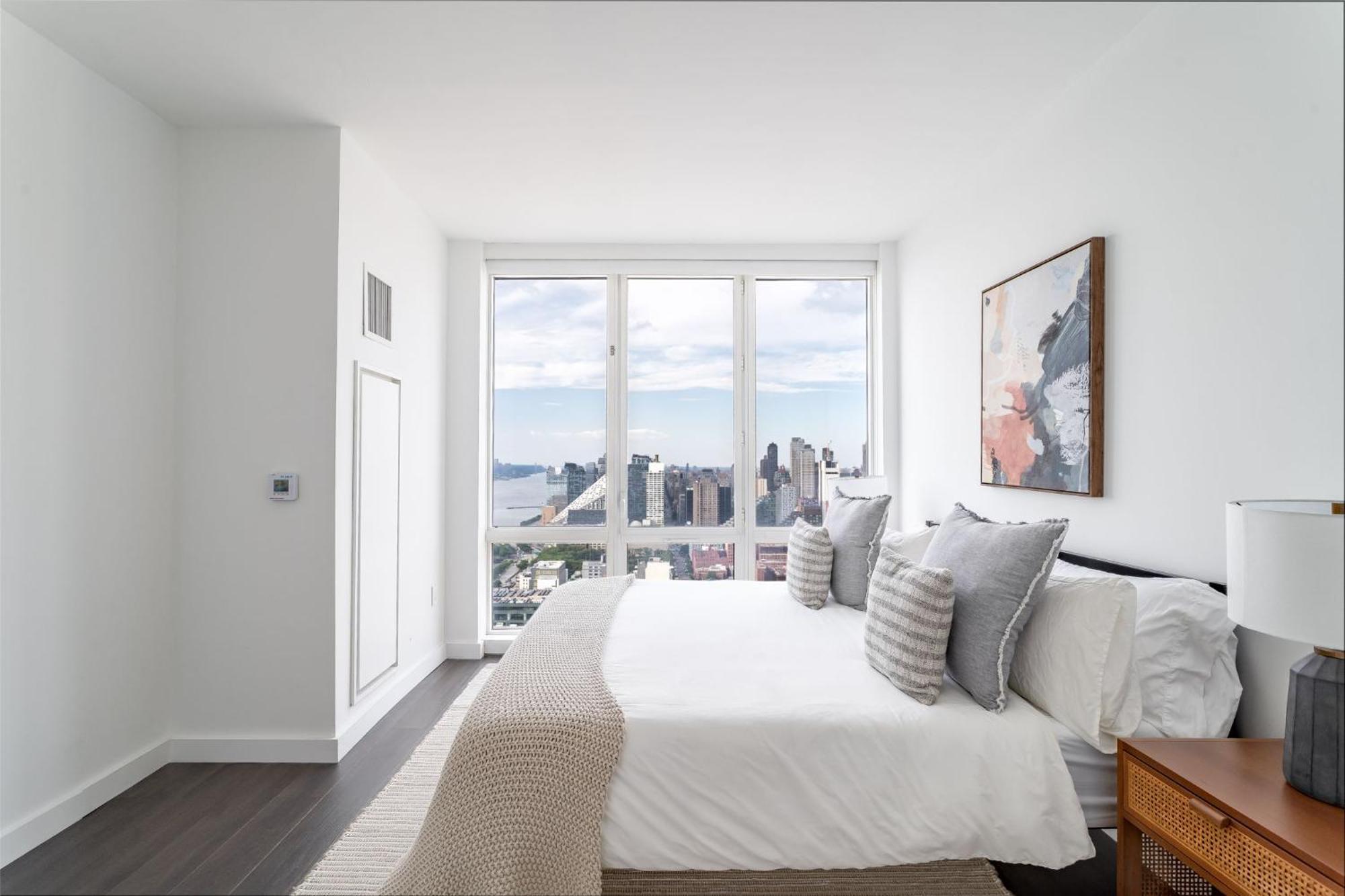 Luxx 2 Bed 1,5 Bath Apt Midtown Apartment