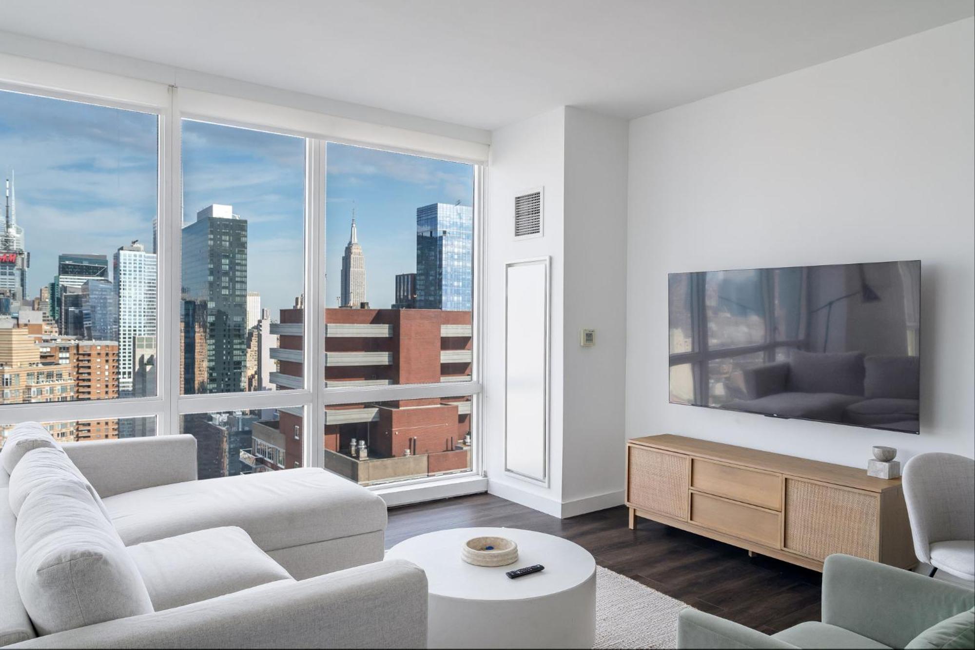 Luxx 2 Bed 1,5 Bath Apt Midtown Apartment *