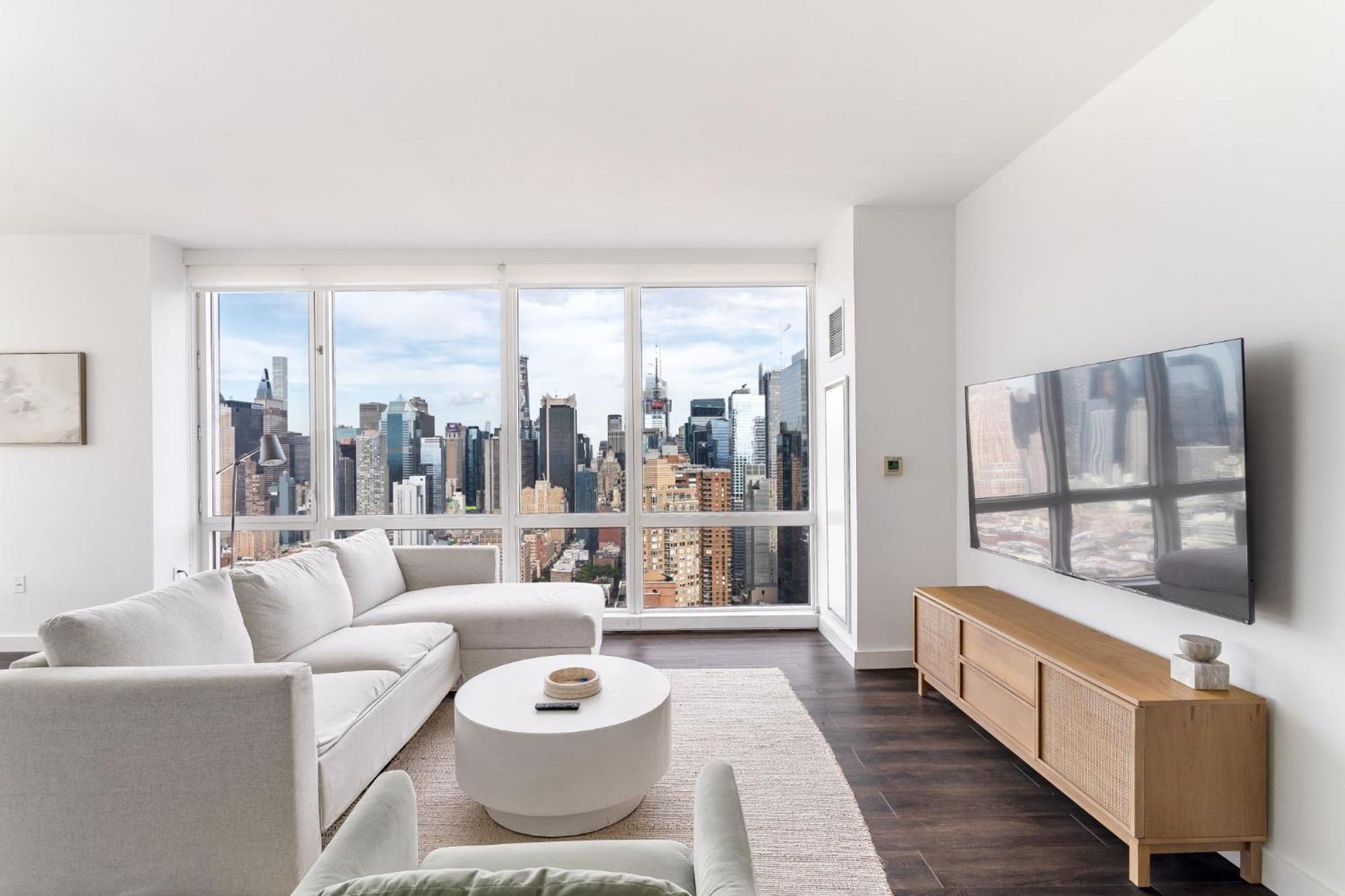 Luxx 2 Bed 1,5 Bath Apt Midtown *