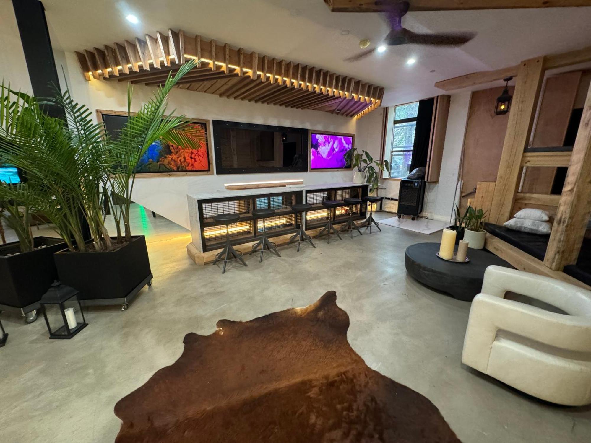 Extraordinary 3 Bedrooms Gigantic Loft Apartment *