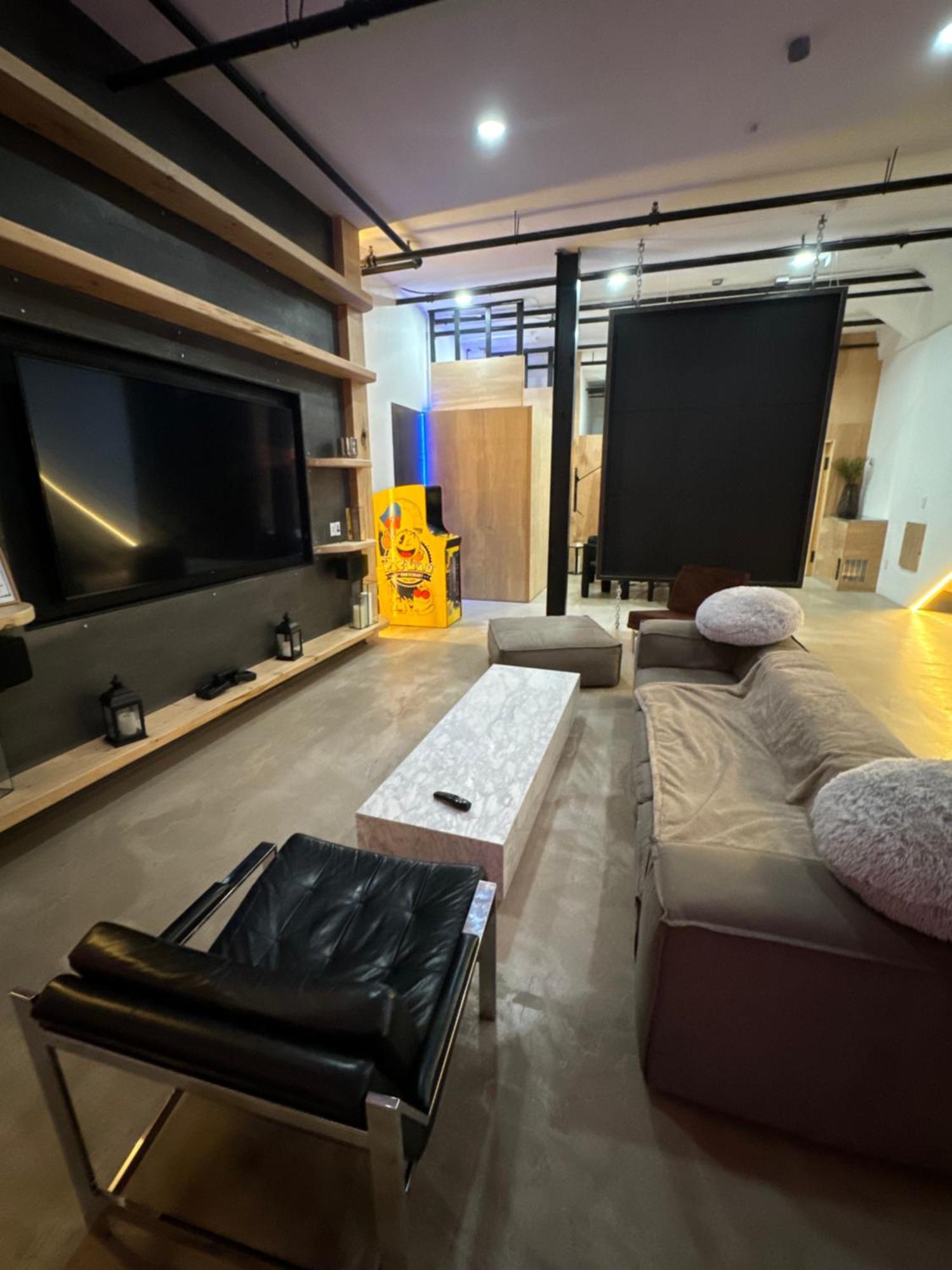 Extraordinary 3 Bedrooms Gigantic Loft *