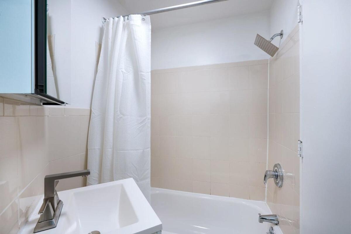 454-3e Prime Location 1br Newly Furnished