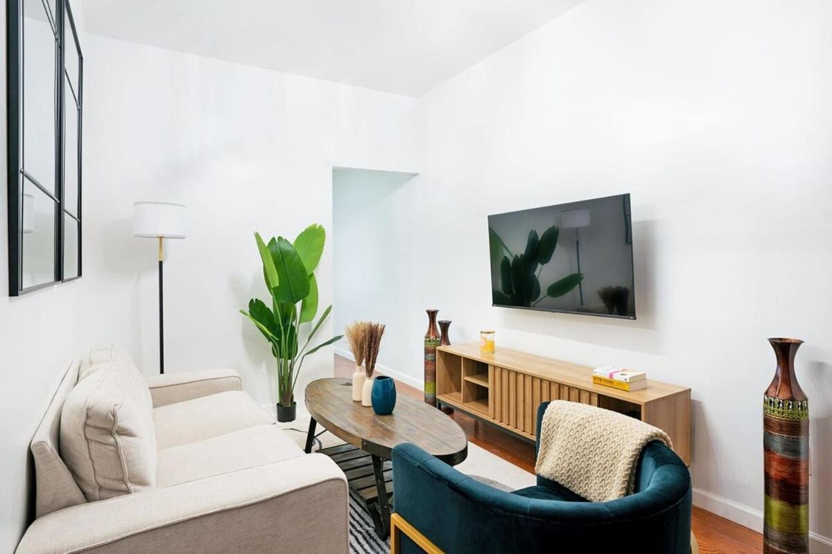 454-3e Prime Location 1br Newly Furnished Apartment