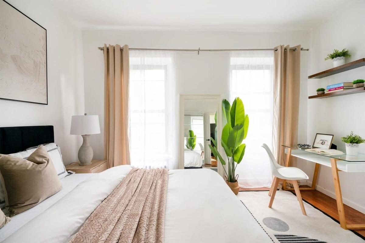 454-3e Prime Location 1br Newly Furnished Apartment
