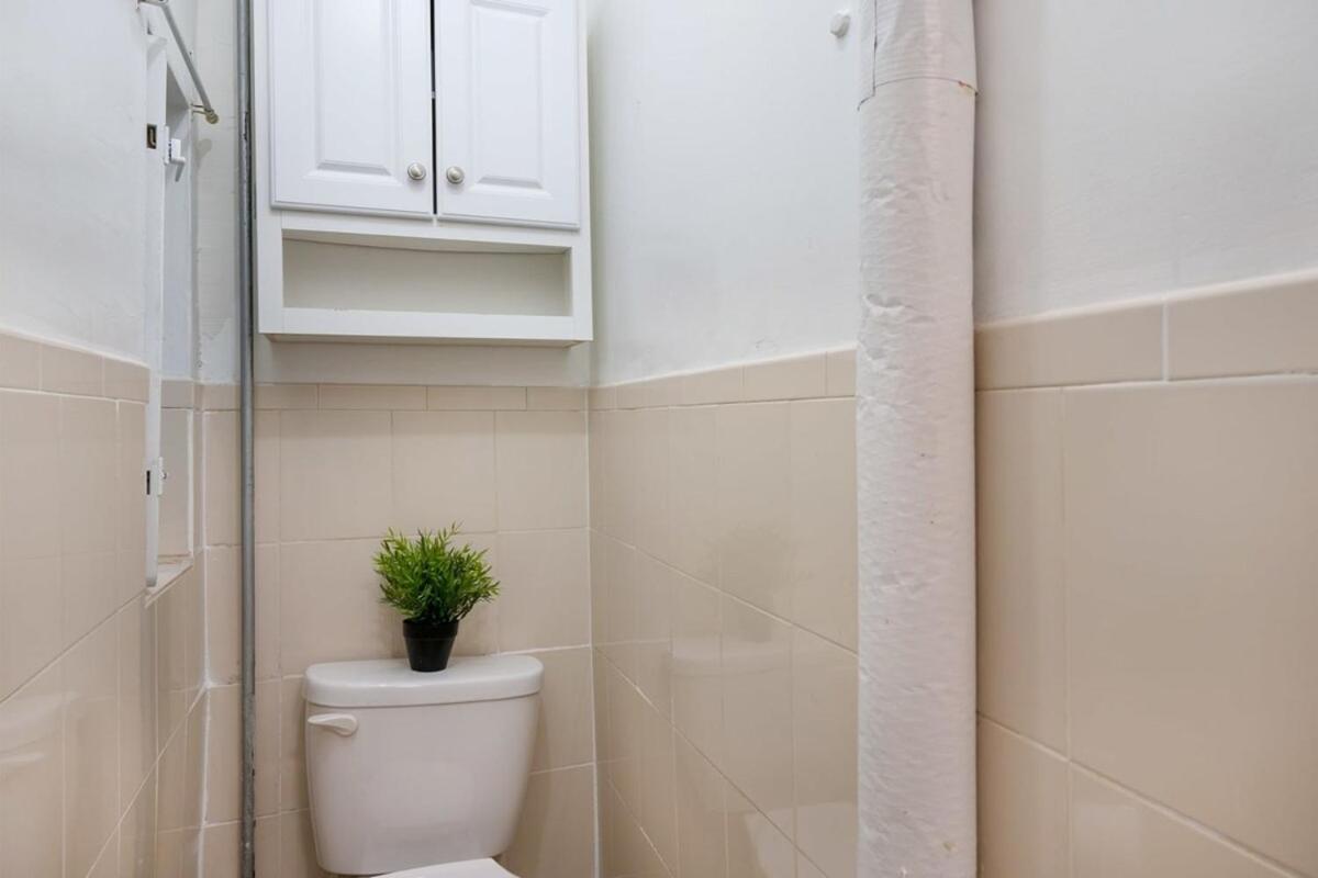 454-3e Prime Location 1br Newly Furnished Apartment *