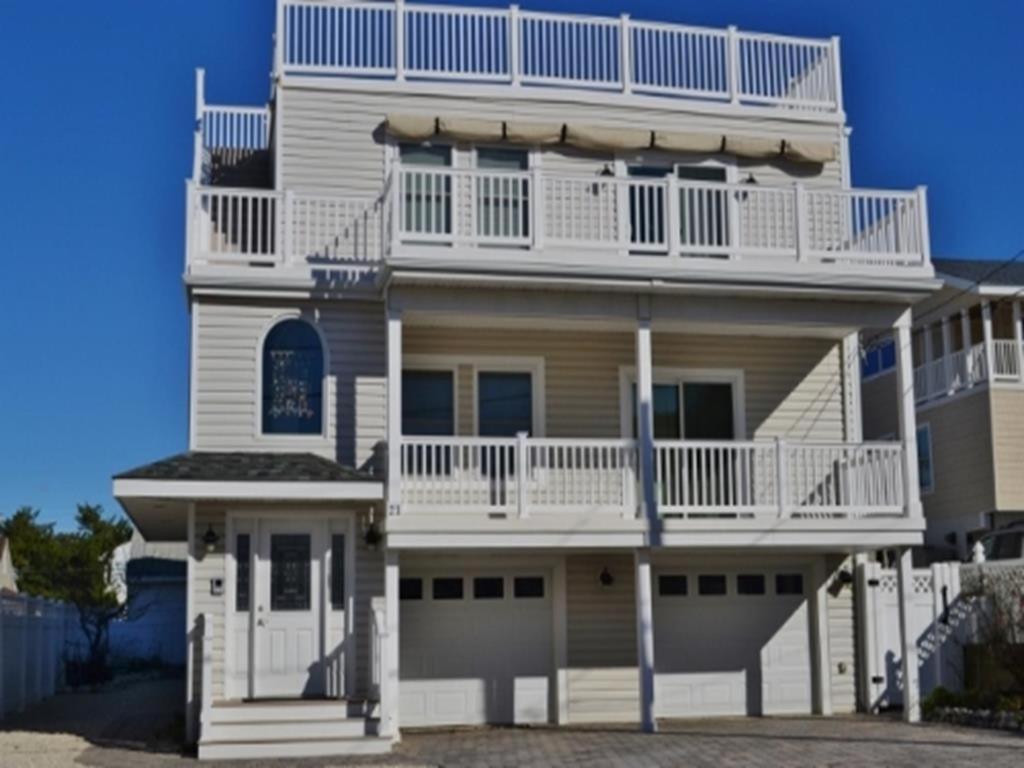3 Bedroom 2 Bath First Floor Brant Duplex Apartment *