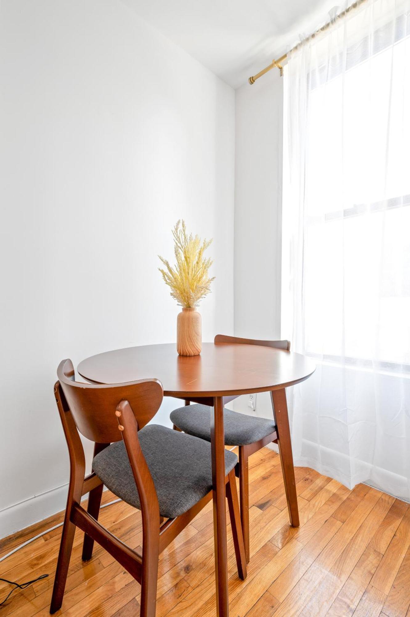 Lovely Near Park Apartment *