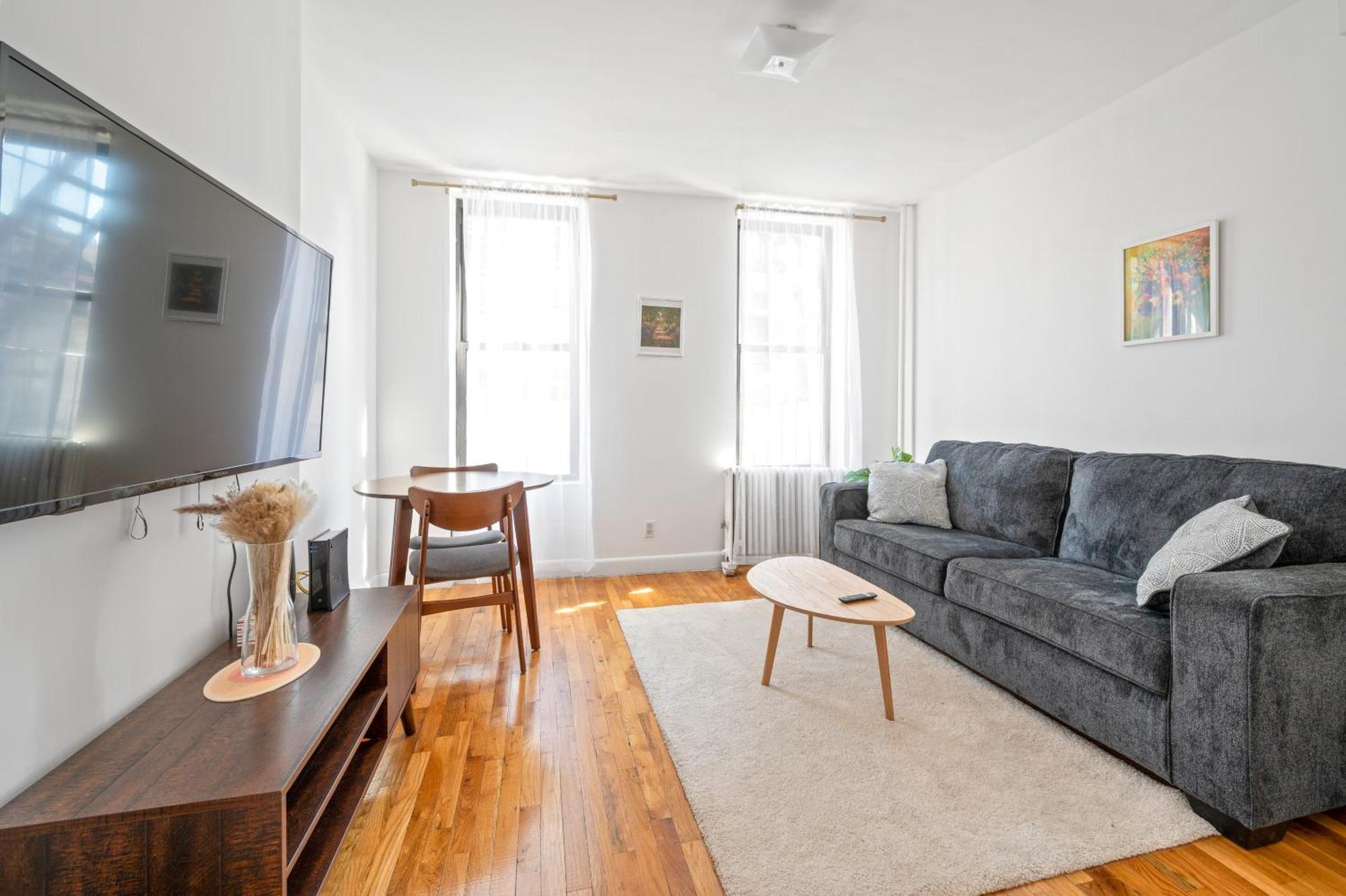 Lovely Near Park Apartment *