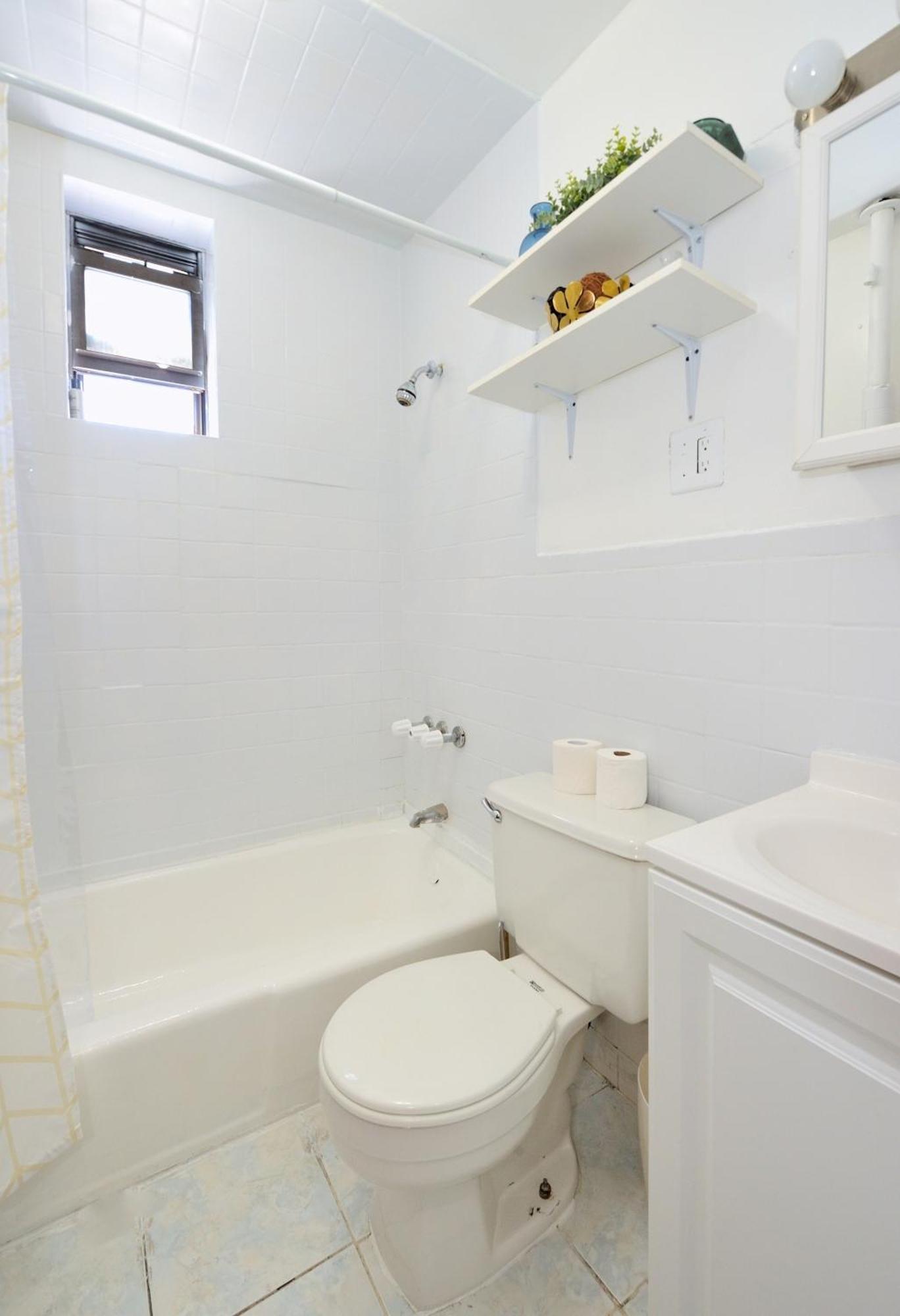 3br In Big Apple Apartment *