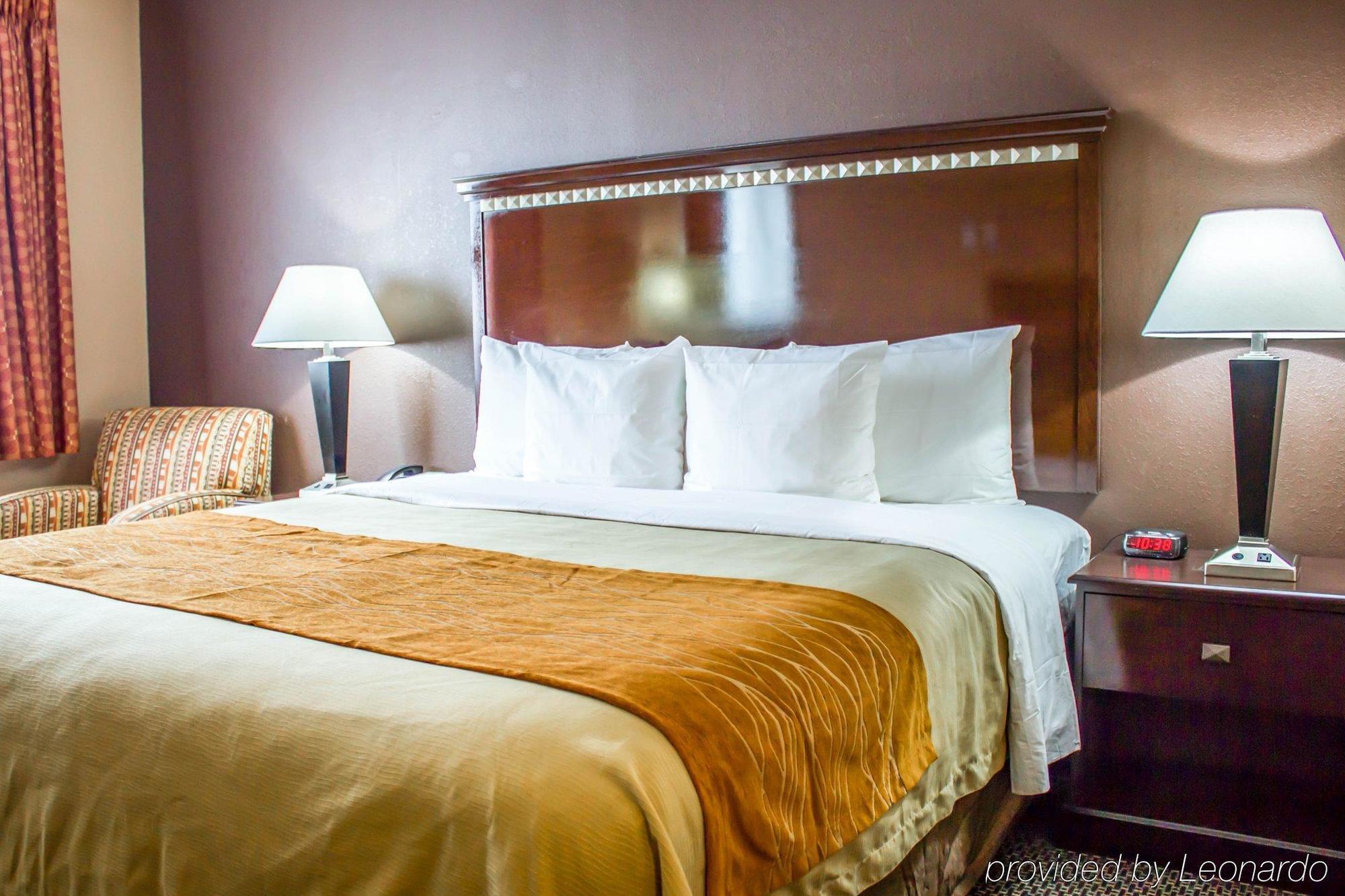 Travelodge By Wyndham Queens Hotel