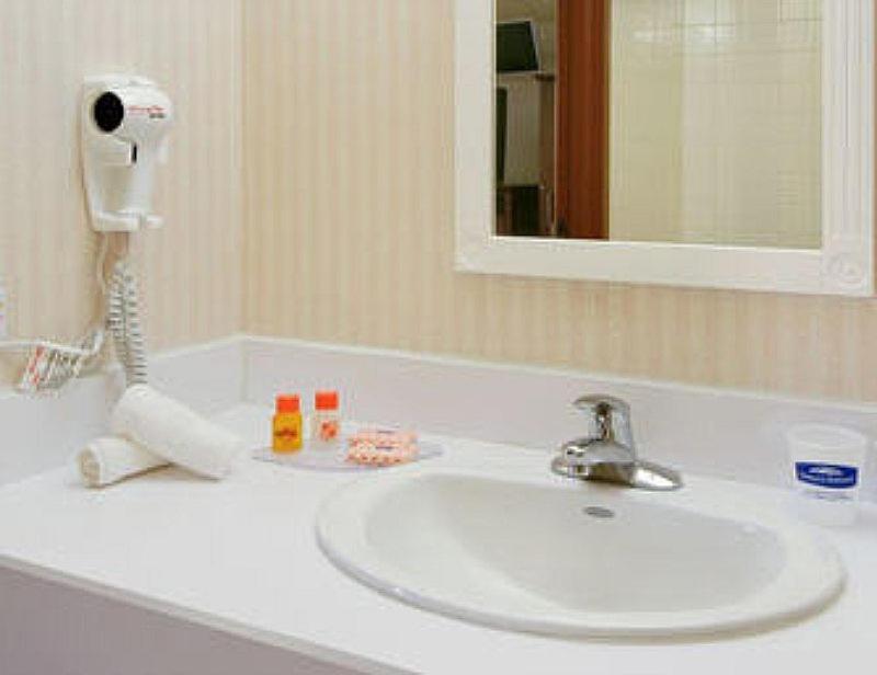 Hotel Howard Johnson Queens Village 2*