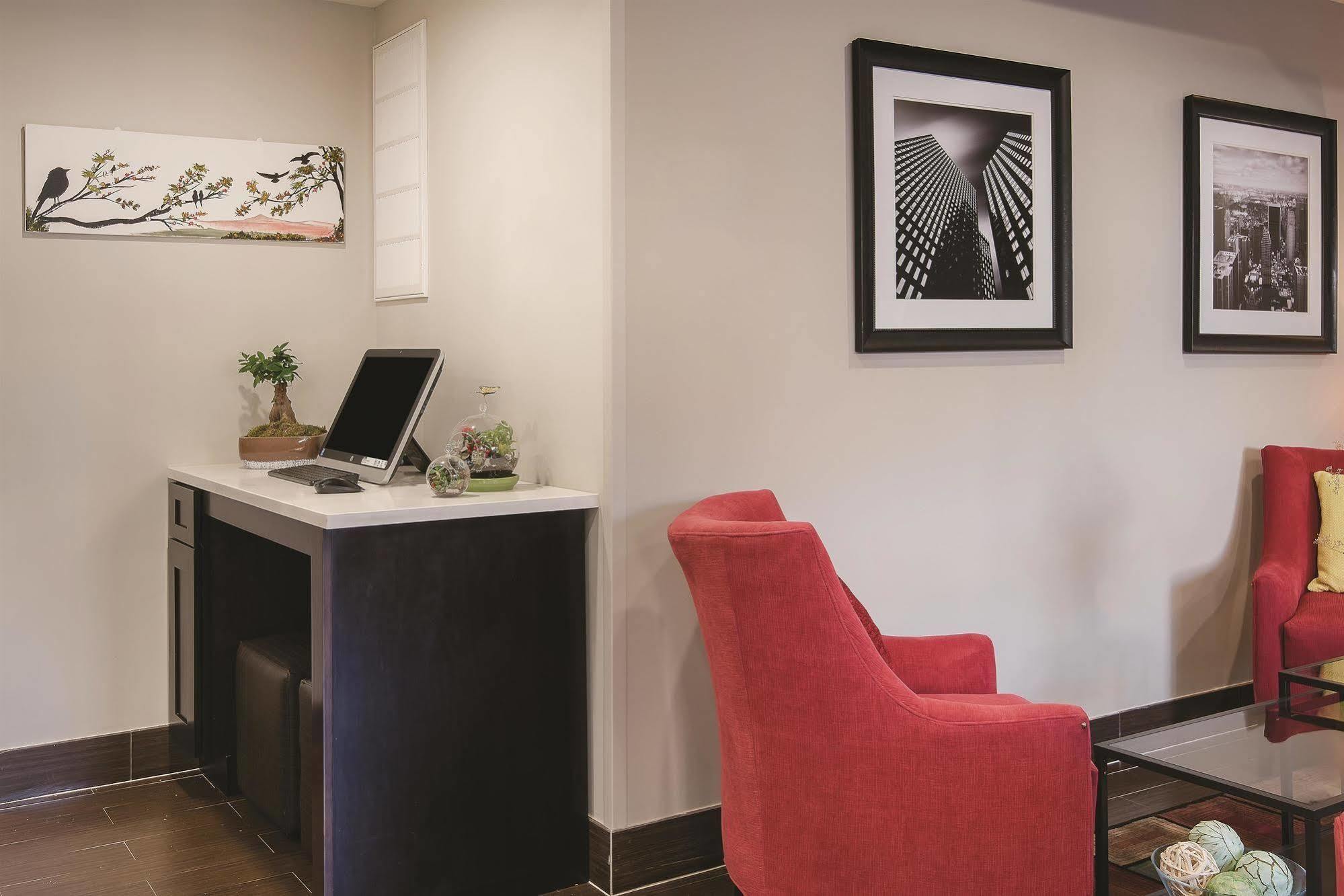 Hotel La Quinta By Wyndham Brooklyn East New York
