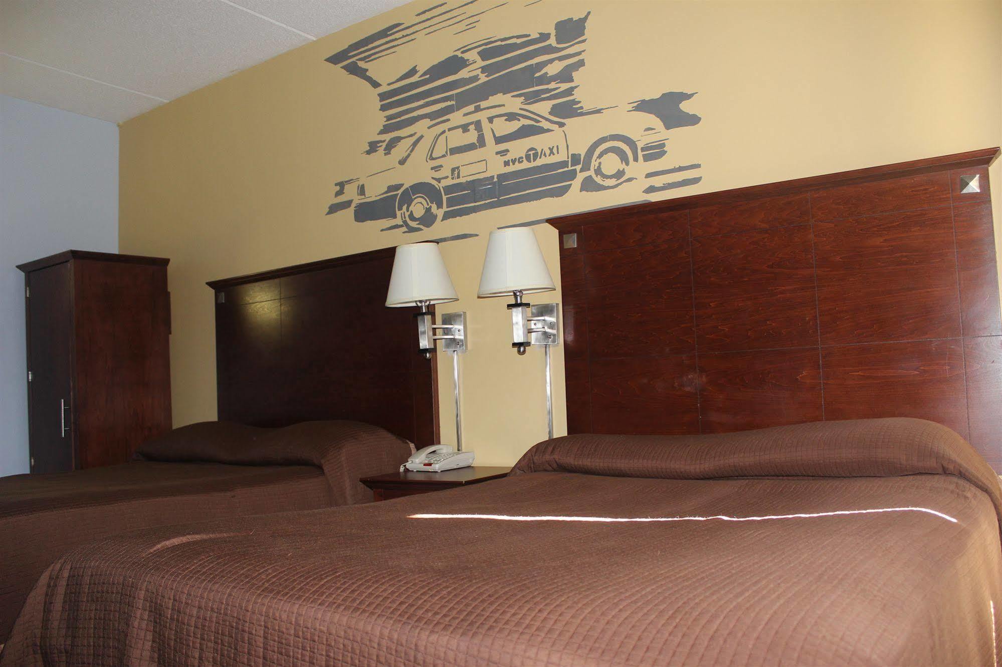 Hotel Howard Johnson Queens Village 2*