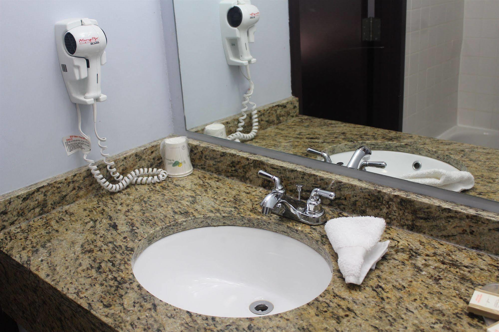 Howard Johnson Queens Village Hotel 2*