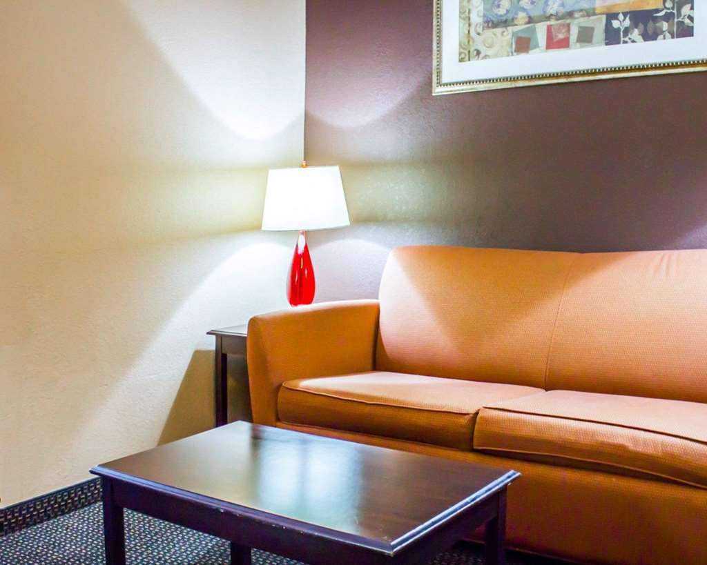 Travelodge By Wyndham Queens Hotel