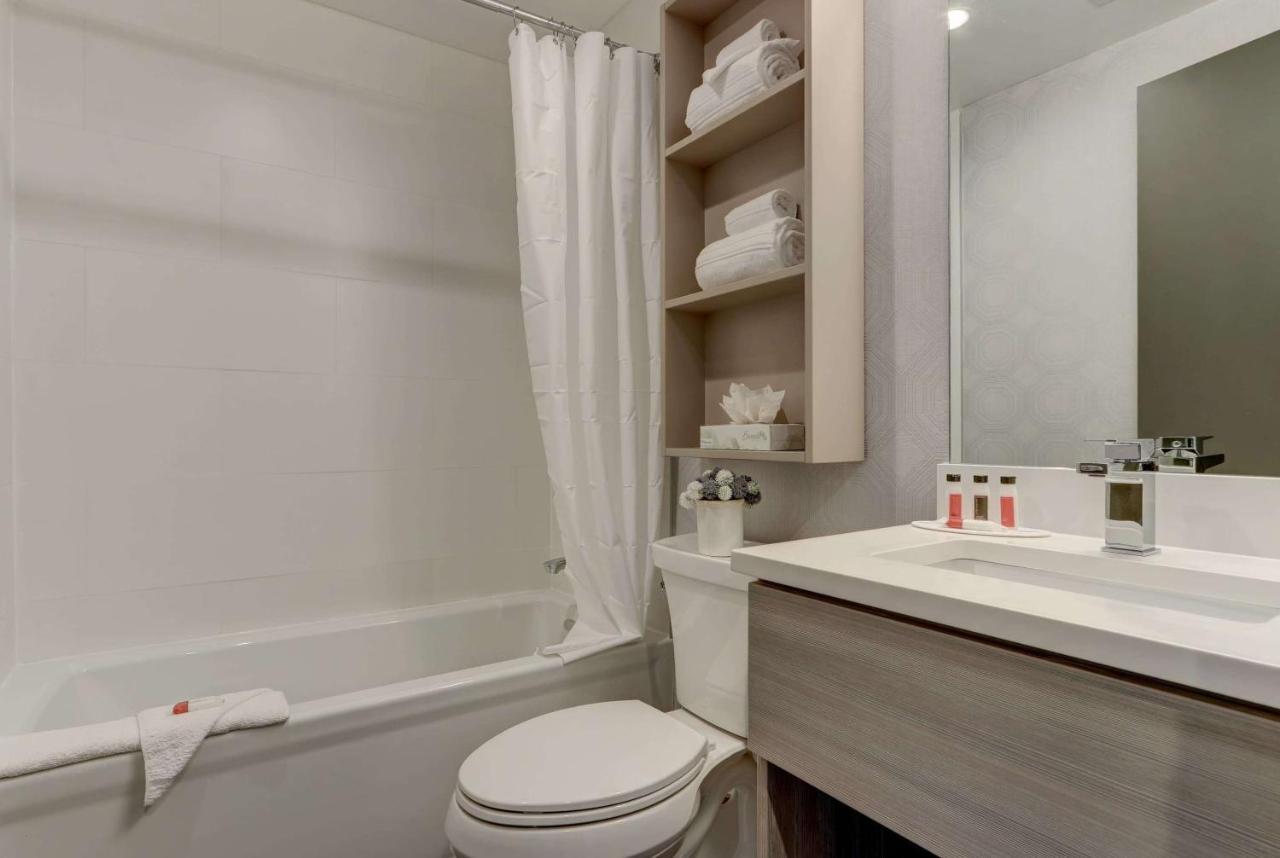 Hotel Microtel By Wyndham Long Island 3*